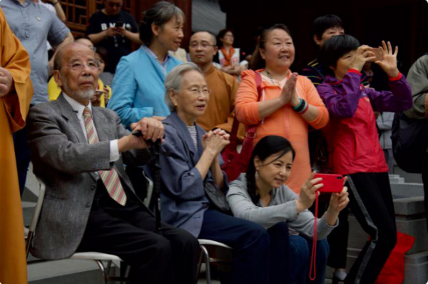 六一儿童节，自闭症少年在上海玉佛禅寺上演“快闪”