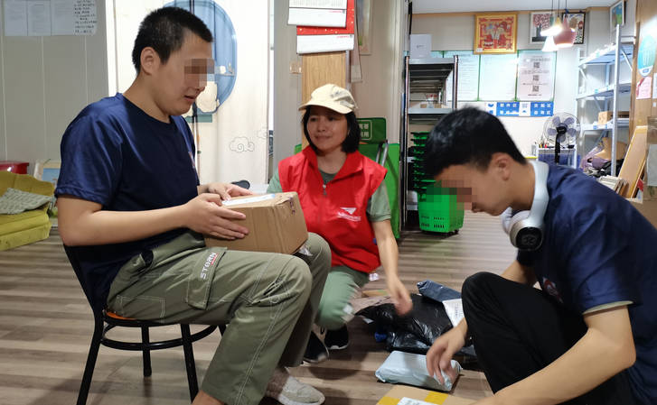 辅助自闭症青年成快递员的“星妈”：尊重他们实现自我价值