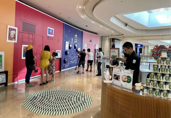 上海自闭症文创画展：“我的画，你喝了吗？”