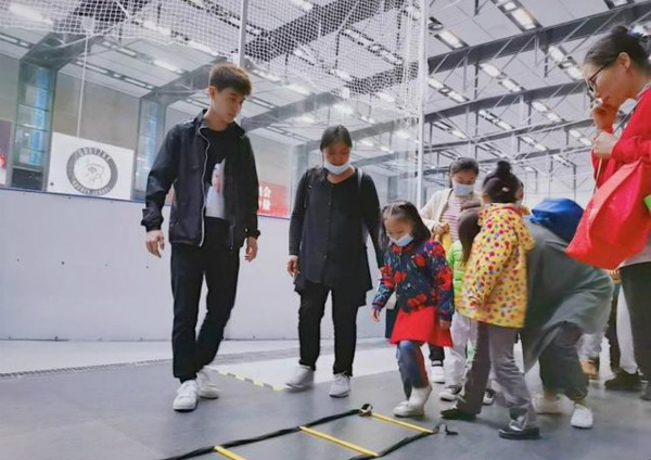 深圳开展孤独症亲子冰上公益课程