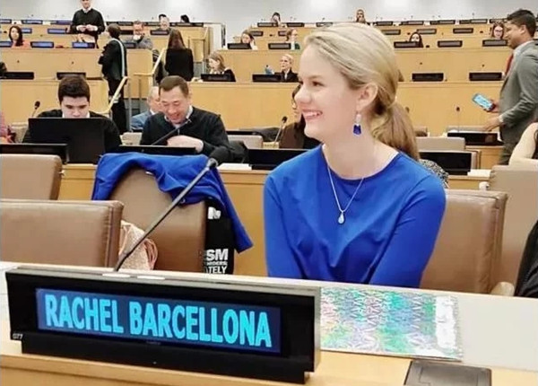 美国自闭症女孩参加选美大赛获奖（二）