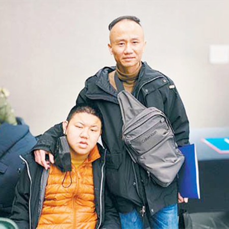 国内缺乏大龄自闭症护理中心，父亲带孩子赴美求助三年