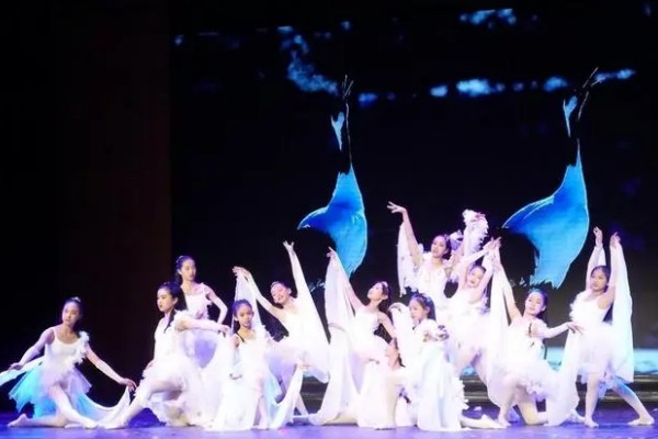北京自闭症儿童参演舞剧《仲夏夜之梦》