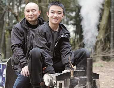 重庆自闭症男孩痴迷火车，电工老爸十多年造了6列